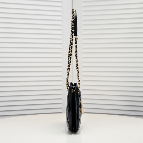 シャネルバッグ背面デザイン